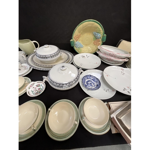 429 - 3 BOXES OF VICTORIAN AND LATER CHINA TO INCLUDE DINNERWARE ETC