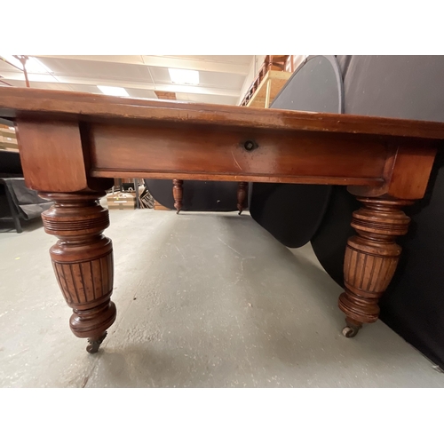 432 - EDWARDIAN MAHOGANY WIND OUT TABLE WITH 2 EXTRA LEAVES ON TURNED AND REEDED LEGS WITH ORIGINAL CASTOR... 