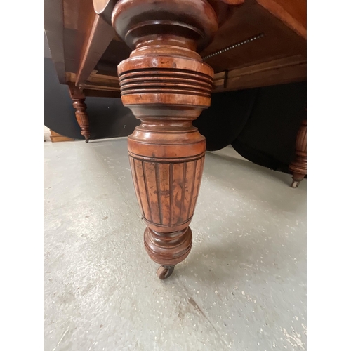 432 - EDWARDIAN MAHOGANY WIND OUT TABLE WITH 2 EXTRA LEAVES ON TURNED AND REEDED LEGS WITH ORIGINAL CASTOR... 