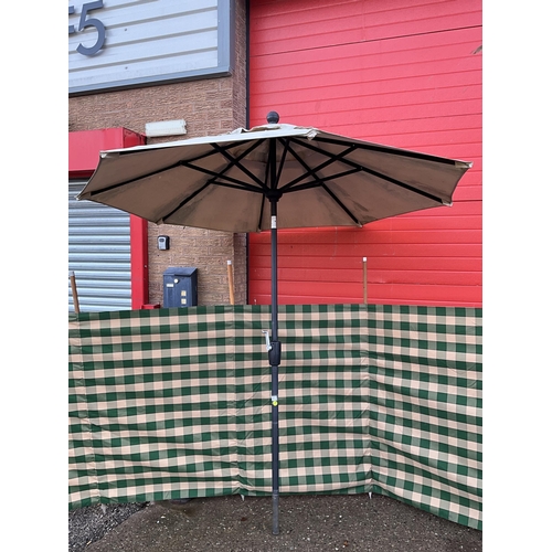 1 - WINDUP GARDEN PARASOL A/F, VINTAGE WINDBREAK 134