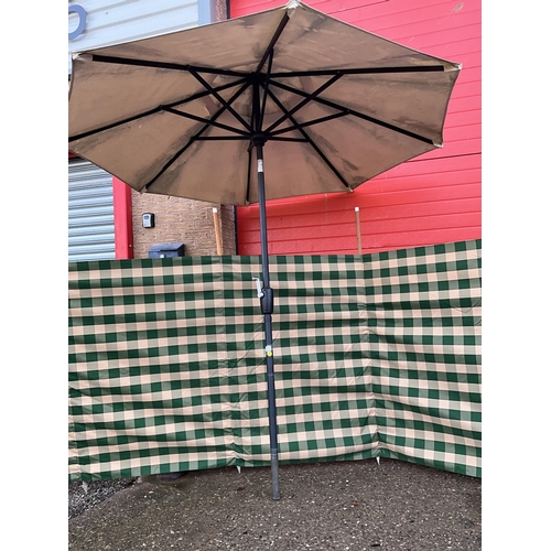 1 - WINDUP GARDEN PARASOL A/F, VINTAGE WINDBREAK 134