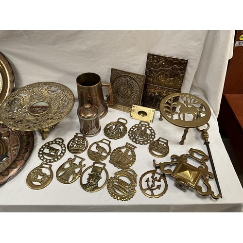 12 - BOX OF VICTORIAN AND LATER BRASSWARE TO INCLUDE TAZZAS, ART DECO COFFEE POT WITH IMPRESSED MARK 188S... 