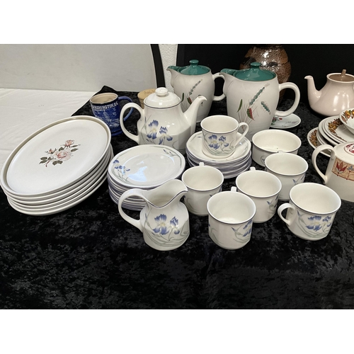 14 - 3 BOXES OF CHINA TO INCLUDE MODERN DINNER SERVICES, PORT MEIRION ITEMS, POOLE POTTERY AND COLLECTORS... 