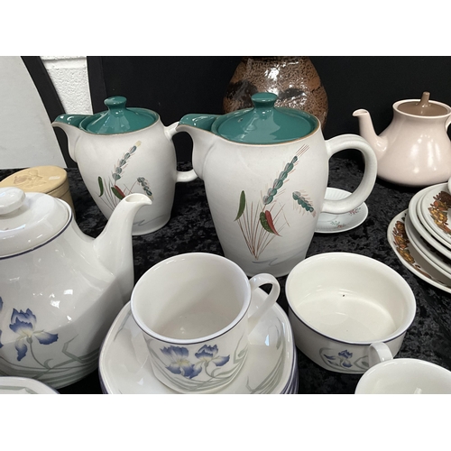 14 - 3 BOXES OF CHINA TO INCLUDE MODERN DINNER SERVICES, PORT MEIRION ITEMS, POOLE POTTERY AND COLLECTORS... 