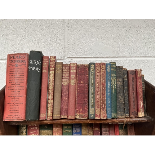 30 - VINTAGE BOOKCASE AND BOOKS TO INCLUDE BURNS POEMS, MARK TWAIN, GEORGE ELIOT ETC H 17