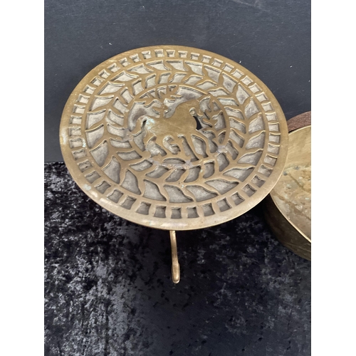 35 - VICTORIAN BRASS JAM PAN AND LARGE BRASS TRIVET - H 12