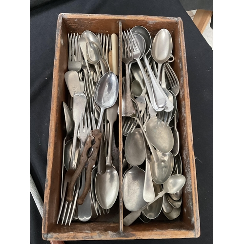 78 - BOX OF CUTLERY