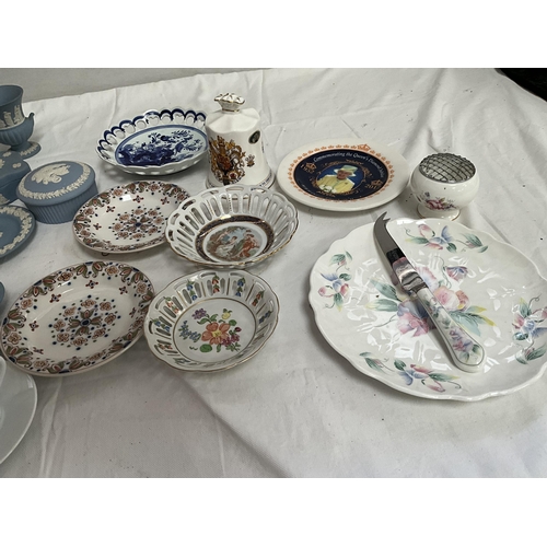 102 - BOX OF CHINA TO INCLUDE JASPER WEDGWOOD ETC