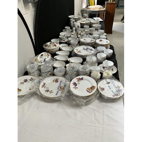 115 - 3 BOXES OF ROYAL WORCESTER EVESHAM PATTERN DINNERWARE