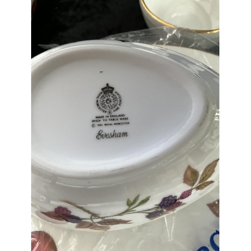 115 - 3 BOXES OF ROYAL WORCESTER EVESHAM PATTERN DINNERWARE