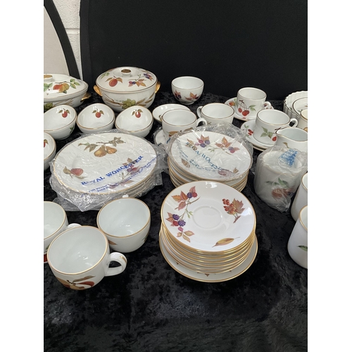 115 - 3 BOXES OF ROYAL WORCESTER EVESHAM PATTERN DINNERWARE