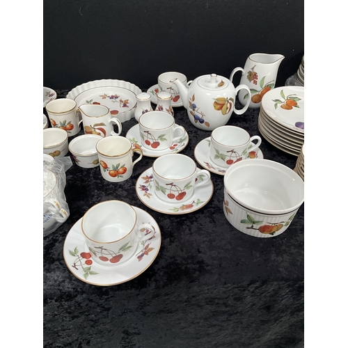 115 - 3 BOXES OF ROYAL WORCESTER EVESHAM PATTERN DINNERWARE