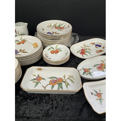 115 - 3 BOXES OF ROYAL WORCESTER EVESHAM PATTERN DINNERWARE