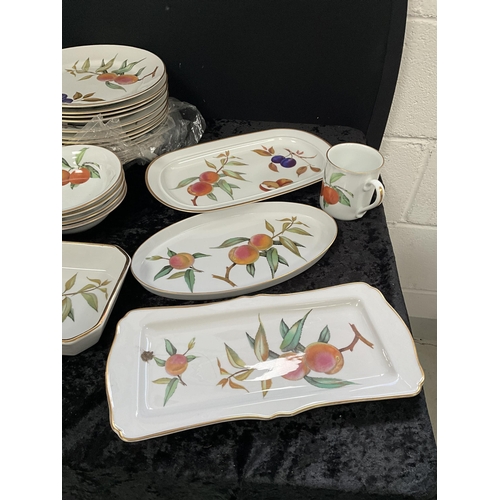 115 - 3 BOXES OF ROYAL WORCESTER EVESHAM PATTERN DINNERWARE