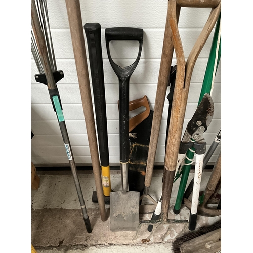 120 - LARGE QTY OF GARDEN TOOLS TO INCLUDE SLEDGEHAMMER, SPADES, FORKS PRUNERS ETC