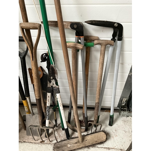 120 - LARGE QTY OF GARDEN TOOLS TO INCLUDE SLEDGEHAMMER, SPADES, FORKS PRUNERS ETC