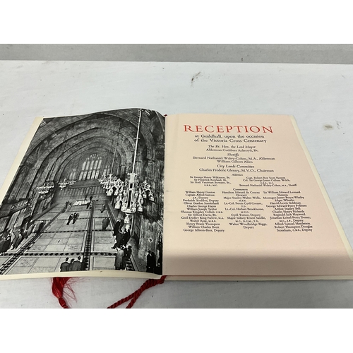 186 - 1956 COMMEMORATIVE THE VICTORIA CROSS RECEPTION AT THE GUILDHALL LONDON PROGRAMME - CARRYING VARIOUS... 