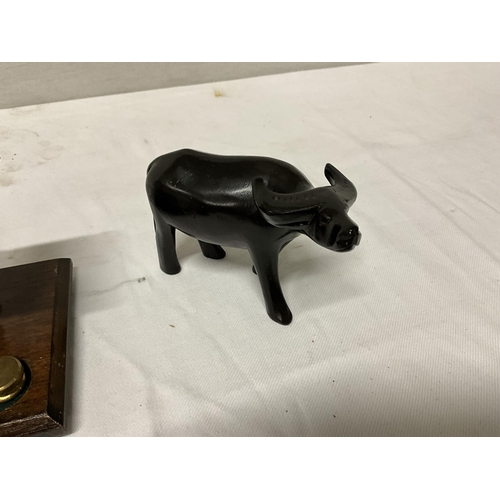 195 - SMALL TRAY OF COLLECTABLE ITEMS TO INCLUDE POSTAGE SCALES, CARVED WILDEBEEST, PIPES, ETC