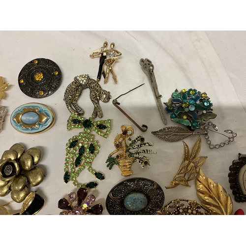 199 - TUB OF COSTUME BROOCHES