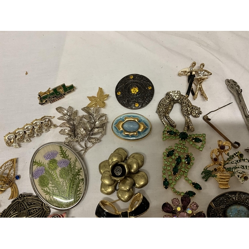 199 - TUB OF COSTUME BROOCHES