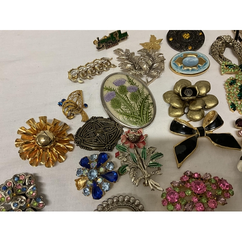 199 - TUB OF COSTUME BROOCHES