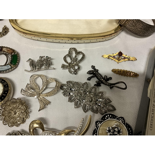 209 - QTY OF COSTUME JEWELLERY TO INCLUDE NECKLACES, BROOCHES, FOB WATCH, PENDANTS ETC