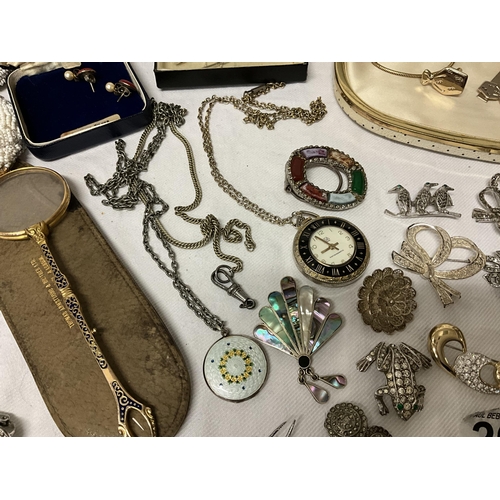 209 - QTY OF COSTUME JEWELLERY TO INCLUDE NECKLACES, BROOCHES, FOB WATCH, PENDANTS ETC