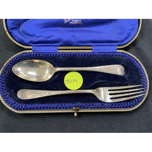 242 - HALLMARKED SILVER SPOON AND FORK IN ORIGINAL PRESENTATION CASE STAMPED  SHEFFIELD 1984 55G AND A CAR... 