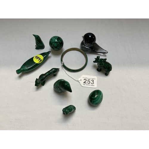 253 - QTY OF JADEITE FIGURES AND A GLASS BIRD PAPERWEIGHT