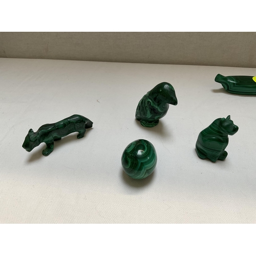 253 - QTY OF JADEITE FIGURES AND A GLASS BIRD PAPERWEIGHT