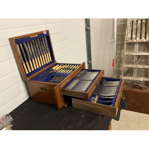 295 - COLINGWOOD & SON LTD OAK CANTEEN OF CUTLERY WITH FITTED DRAWERS APPROX 90 PIECES A/F H 9