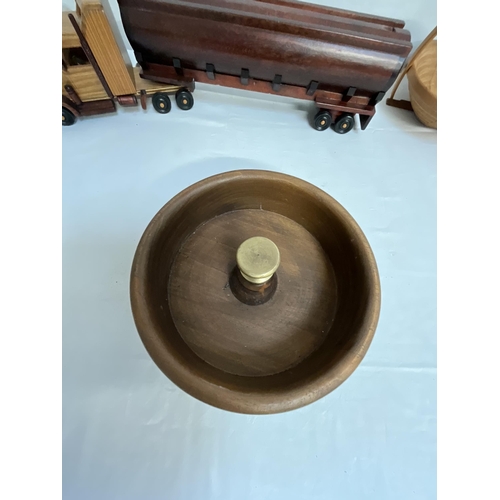 302 - BOX OF WOODEN AND TREEN ITEMS