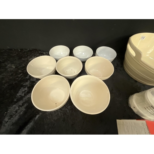 310 - BOX OF KITCHENWARE TO INCLUDE A LARGE VINTAGE MIXING BOWL ETC