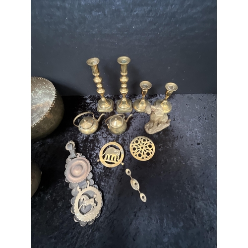 339 - BOX OF BRASSWARE TO INCLUDE INDIAN BRASS BOWL DIA 11