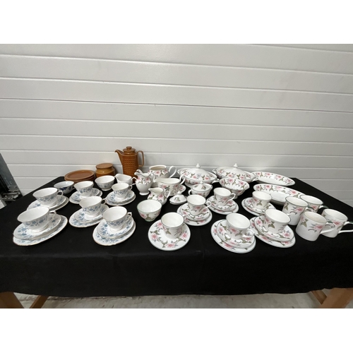 341 - 2 BOXES OF CHINA TO INCLUDE BONE CHINA TEA SERVICE, HORNSEA WARE ETC