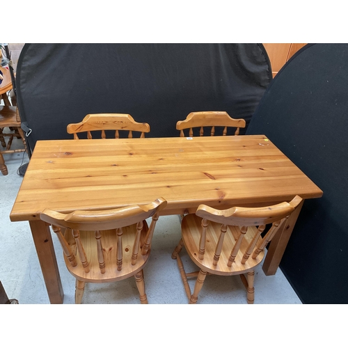 455 - MODERN PINE KITCHEN TABLE AND 4 MATCHING CHAIRS H 29