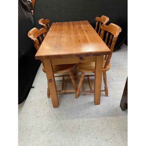 455 - MODERN PINE KITCHEN TABLE AND 4 MATCHING CHAIRS H 29