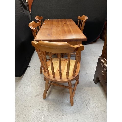 455 - MODERN PINE KITCHEN TABLE AND 4 MATCHING CHAIRS H 29