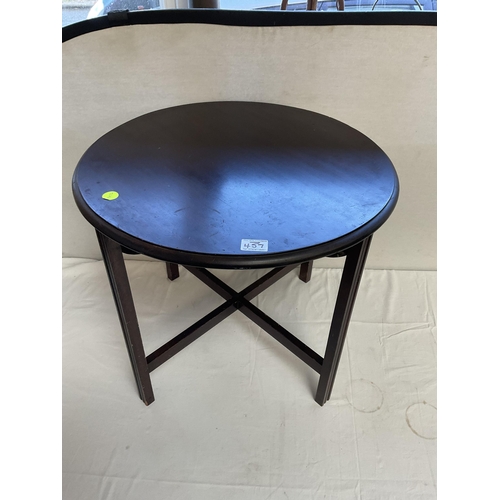 457 - VINTAGE CIRCULAR COFFEE TABLE WITH STRETCHERED BASE H 21