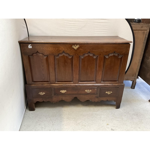 459 - GEORGIAN OAK MULE CHEST WITH 4 PANELS TO TOP AND 3 DRAWERS TO BASE H 42