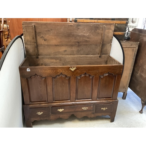 459 - GEORGIAN OAK MULE CHEST WITH 4 PANELS TO TOP AND 3 DRAWERS TO BASE H 42