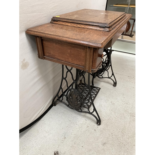 474 - VINTAGE SINGER TREADLE SEWING MACHINE TABLE H 31