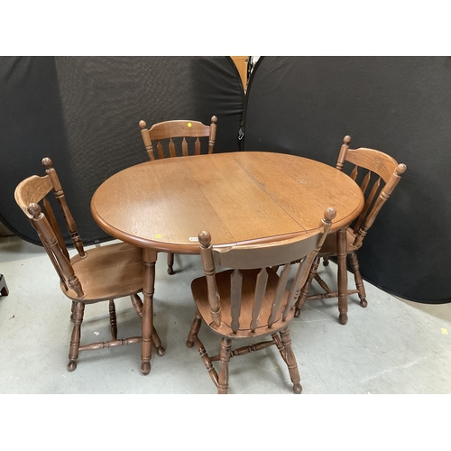 429 - DARK OAK EXTENDING KITCHEN TABLE AND 4 MATCHING CHAIRS H30