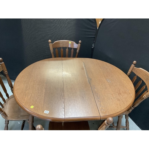 429 - DARK OAK EXTENDING KITCHEN TABLE AND 4 MATCHING CHAIRS H30