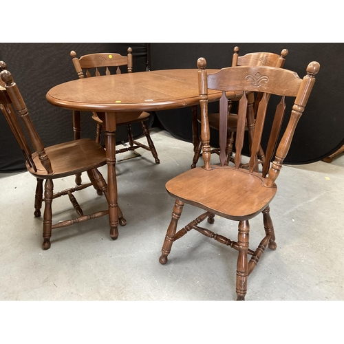 429 - DARK OAK EXTENDING KITCHEN TABLE AND 4 MATCHING CHAIRS H30