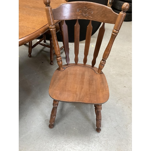 429 - DARK OAK EXTENDING KITCHEN TABLE AND 4 MATCHING CHAIRS H30