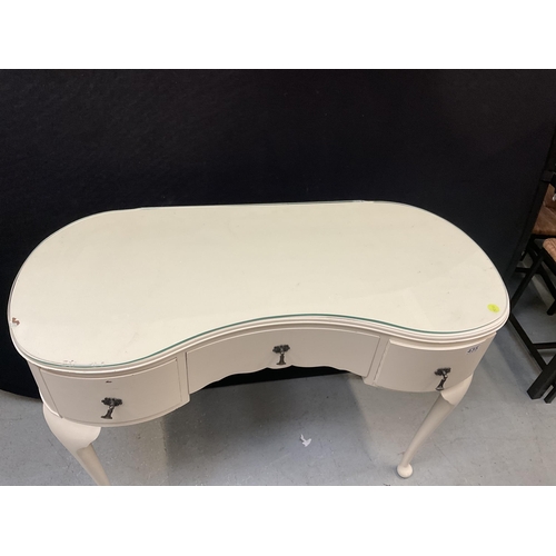 435 - WHITE PAINTED KIDNEY SHAPED DRESSING TABLE ON CABRIOLE LEGS WITH 3 DRAWERS H30