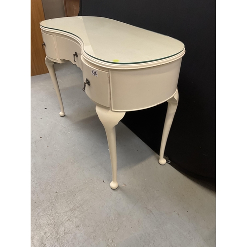 435 - WHITE PAINTED KIDNEY SHAPED DRESSING TABLE ON CABRIOLE LEGS WITH 3 DRAWERS H30