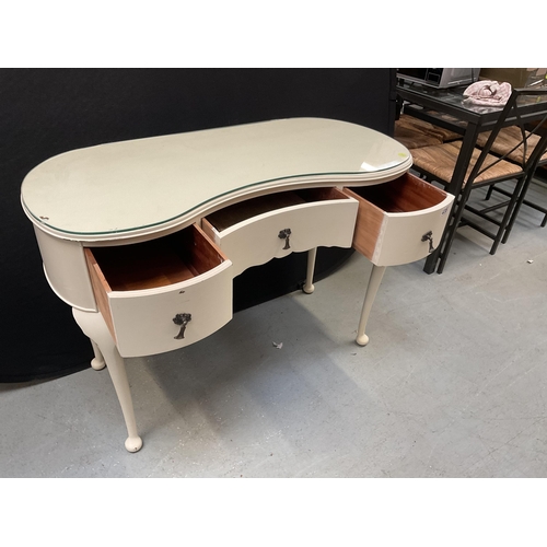 435 - WHITE PAINTED KIDNEY SHAPED DRESSING TABLE ON CABRIOLE LEGS WITH 3 DRAWERS H30