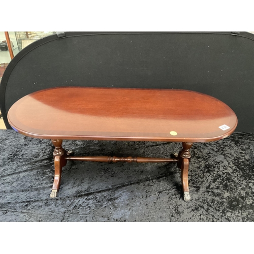 436 - REPRODUCTION MAHOGANY COFFEE TABLE ON STRETCHERED BASE H17